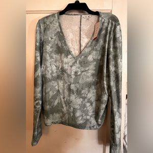 Livi active wear shirt size 18/20